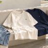 Minh họa áo lớp tối giản màu kem và navy phối cùng quần jeans